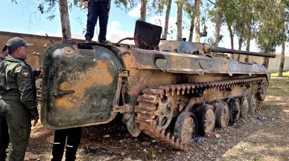   عربة عسكرية داخل مدرسة في طفس تثير مخاوف الأهالي والطلاب