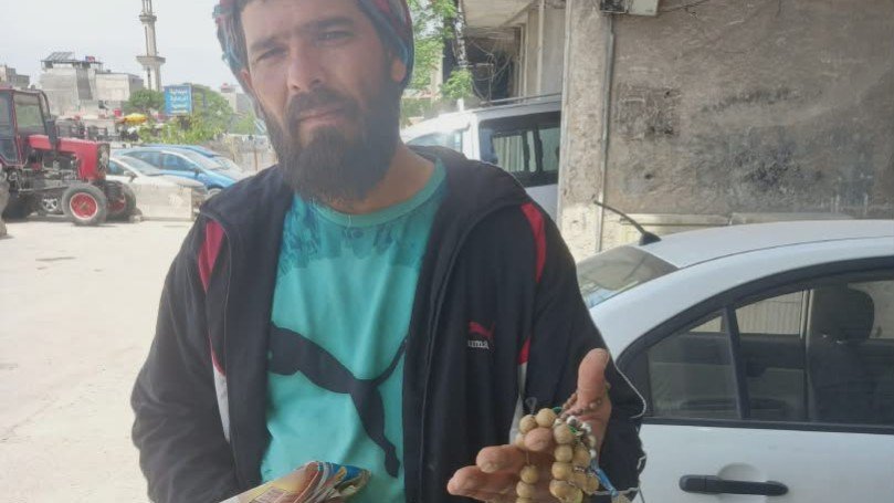 بين التسبيح والتكسّب… سبحة تتحول من إرثٍ روحي إلى وسيلة للبقاء في دمشق