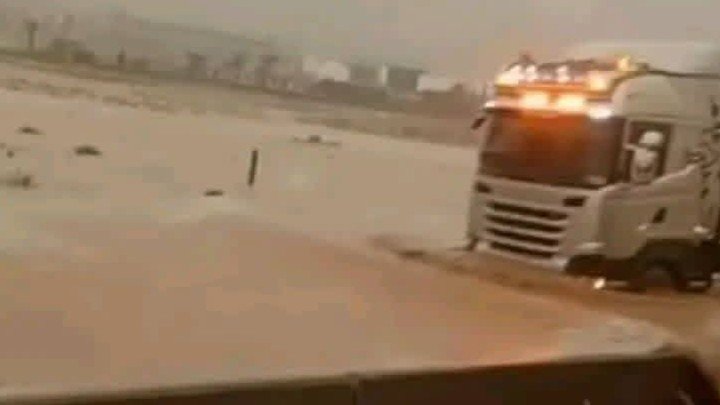 سيول تضرب ريف حمص وتقطع طرقا رئيسية وتستدعي تدخل الطوارئ وإجلاء عائلات