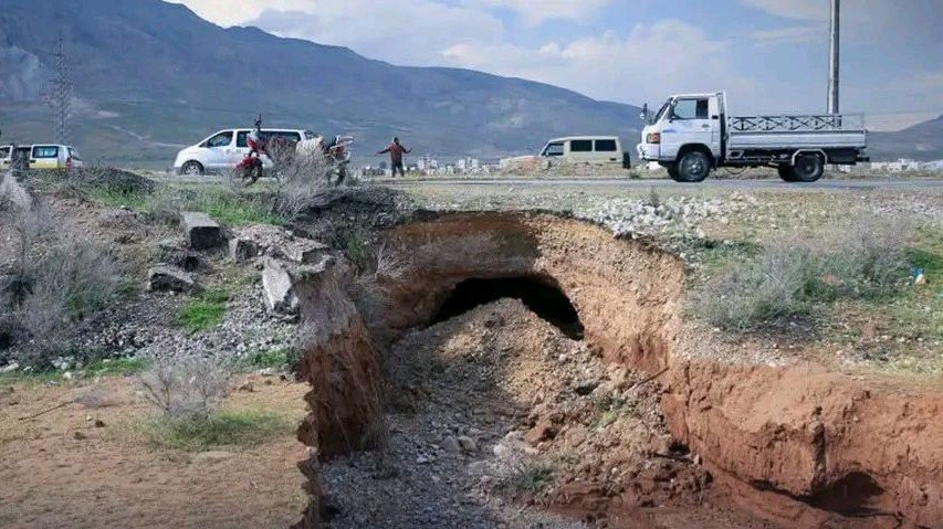 هبوط أرضي على أوتوستراد دمشق–بغداد قرب عدرا العمالية