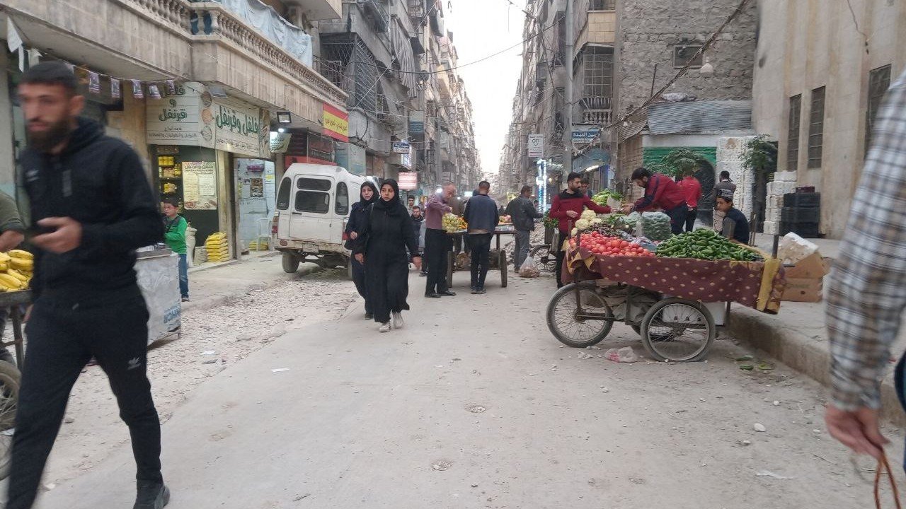 Amidst the “Fairuziyat” of Gas and the “Greens” of Mohamed Abdel Wahab—The Clamor of Street Vendors Wears Down the Residents of Aleppo