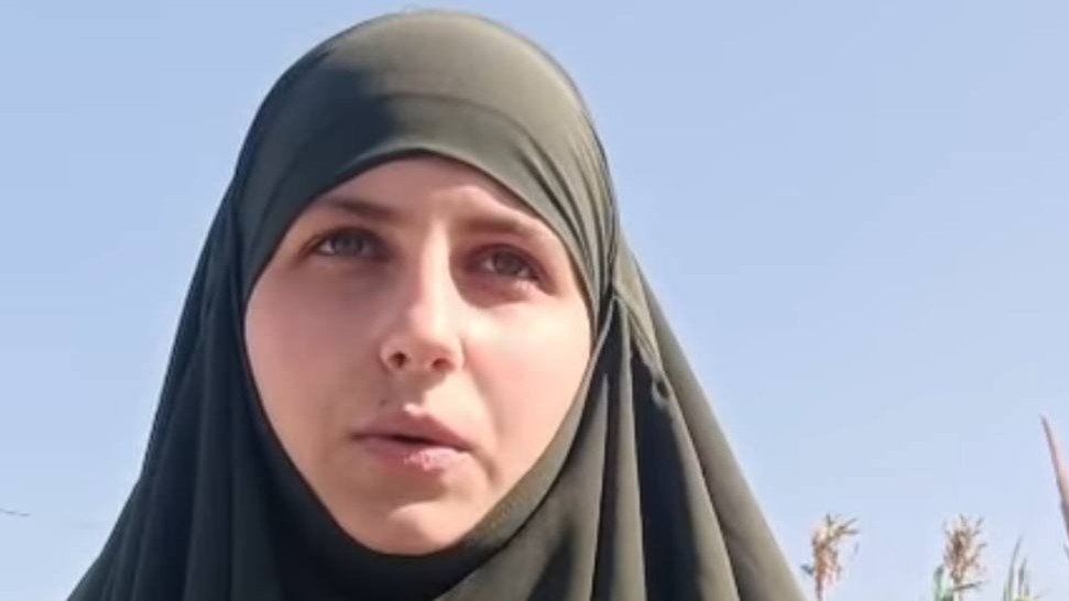 جدل واسع في اللاذقية بعد ظهور طالبة قالت إنها اعتنقت الإسلام السني