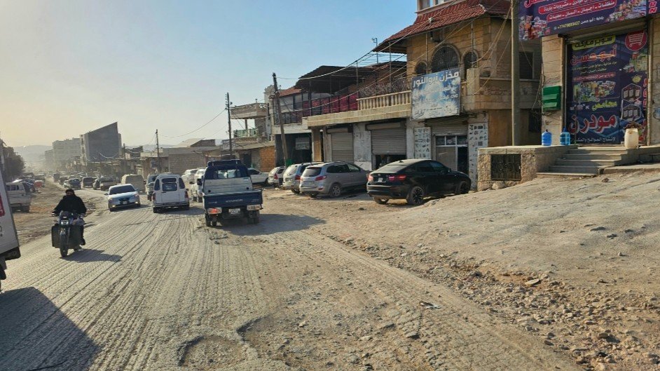 تل الكرامة بريف إدلب.. حيث تُهين الحفر كرامة السائقين والركّاب