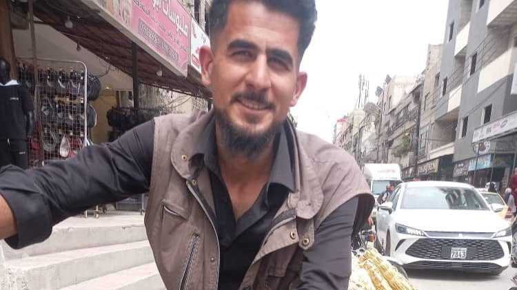 يوسف بركات.. حارس مهنة مكانس القش في الديابية