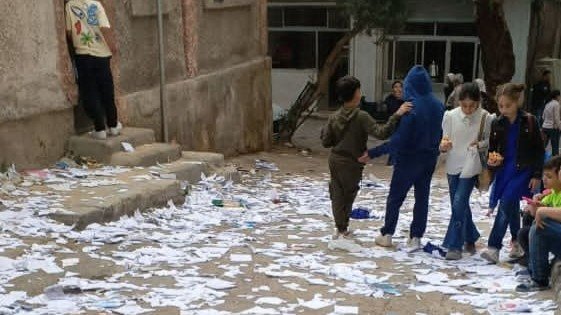 طلاب جرمانا يودّعون العام الدراسي بتمزيق الدفاتر وتعطيل السير